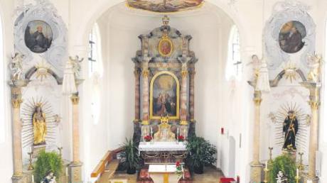 Das Innere der Kapelle St. Leonhard in Roth mit Blick zum Chor. 