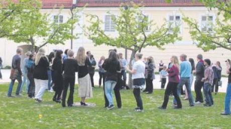 Reigen der guten Laune: Die Teilnehmer der Kurse Theater, Gesang und Tanz im Garten des Klosters Roggenburg. 