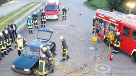 Erst kracht es, dann brennt es: Feuerwehrleute aus Biberach haben unter den kritischen Augen von Prüfern einen Doppeltest absolviert.  