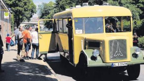 Dieser Magirusbus von 1949 – hier an der Haltestelle Schützenstraße – war als Pendelbus im Einsatz und bot ein historisches Fahrerlebnis.  