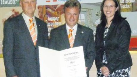 Günther Mayer (Mitte) erhielt die Silberne Ehrennadel von Dr. Ursula Sedlmair. Links Vorstandsmitglied Anton Lecheler. 