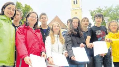 Unterschriften gegen den Abschied: Ministranten aus Pfaffenhofen wollen die Versetzung von Pfarrer Raimund Alker mit rund 800 Unterschriften verhindern.  