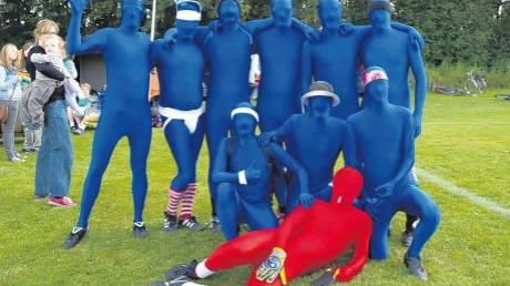 Die „Blue Man Group“ der anderen Art: Das Team Räuber Schnotzenplotz lief in blauen Ganzkörperanzügen auf.  