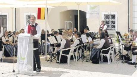 Bürgermeister Franz-Clemens Brechtel (am Pult) eröffnet die Konzertreihe unter dem Motto „Auf nach Roggenburg“.  