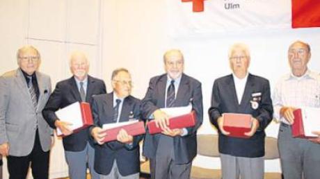 (Von links): Dr. Götz Hartung ehrte für 55- und 50-jährige Zugehörigkeit zum DRK-Kreisverband: Horst Faust, Karl Hutter, Manfred Lauster, Hans-Joachim Wendlandt und Karl Dempel. 