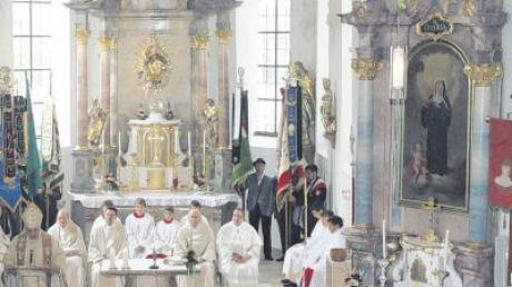 Glanzvoll erstrahlte die renovierte Biberacher Kirche „St. Sebastian“ beim festlichen Pontifikalamt, das von Abt Hermann Josef Kugler gefeiert wurde.  