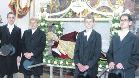 Die jungen Männer des Dorfes tragen die Gebeine des Märtyrers Venantius um Kloster und Kirche.  