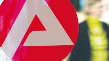 Das an jeder Arbeitsagentur prägende rote A ist das Logo für die „Verwaltungsträgerin der deutschen Arbeitslosenversicherung“ wie es ganz formal heißt.  