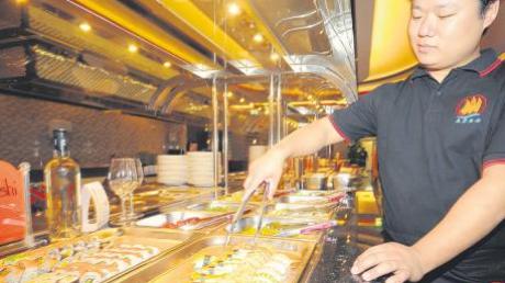 Der gebürtige Chinese Hai Ou Hu versorgt hungrige Kunden im Nersinger Einkaufszentrum seit Anfang Oktober mit Sushi und vielen anderen asiatischen Spezialitäten. Mit dem Geschäft ist er bisher sehr zufrieden.  