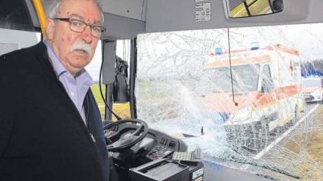 Der Schrecken steht Gerhard Maurer kurz nach dem Unfall noch ins Gesicht geschrieben. Im Gesicht zog sich der Busfahrer Schnitte durch die Glassplitter zu.  