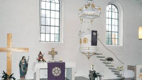 Die Pfarrkirche St. Jakobus in Burlafingen sollte schon längst umgebaut sein, um unter anderem den Altar wieder an die Schmalseite zu bringen. 