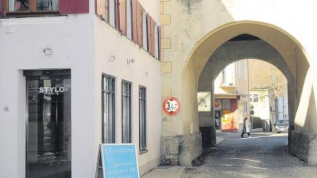 Ein Standort für eine Tafel in Weißenhorn scheint gefunden: Die Stadträte haben entschieden, einen leer stehenden Laden (links im Bild) in der Hauptstraße beim Unteren Tor zu mieten.  