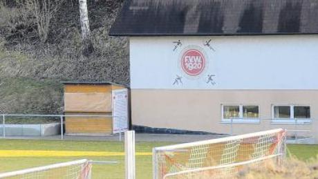 Das Rothtalstadion in Weißenhorn: Eine Tafel mit der Aufschrift „Peri-Stadion“ hat nun im Finanzausschuss der Stadt für Verwirrung gesorgt.  