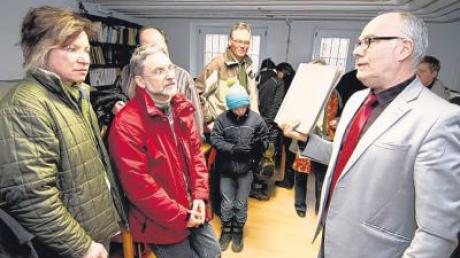 Beim „Tag der Archive“ präsentierte Stadtarchivar Wolfgang Ott (rechts) den Besuchern interessante Dokumente aus früheren Zeiten. 