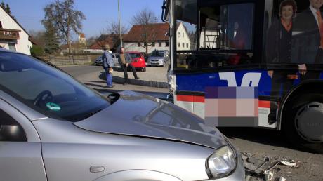 Vier Menschen sind beim Zusammenprall eines Busses und eines Autos in Kadeltshofen verletzt worden.