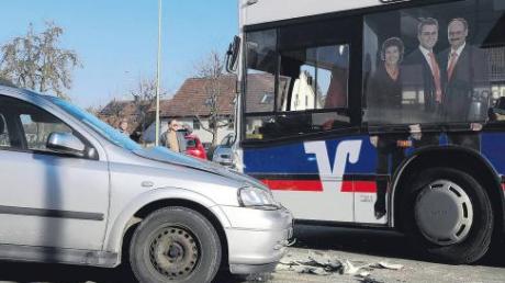 Gestern Vormittag ist in Kadeltshofen ein Auto gegen einen Linienbus geprallt: Drei Busreisende wurden nach Angaben der Polizei leicht verletzt, der Fahrer des Wagens mittelschwer. 