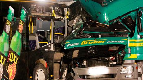Schwer verletzt wurde ein Lastwagenfahrer in der Nacht zu Karfreitag bei einem Zusammenstoß mit einem stehenden Linienbus. 