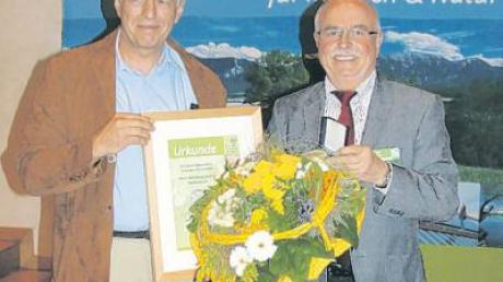 Mit der Bayerischen Naturschutzmedaille ist Wolfgang Döring (links) vom Vize-Landeschef Sebastian Schönauer ausgezeichnet worden.  