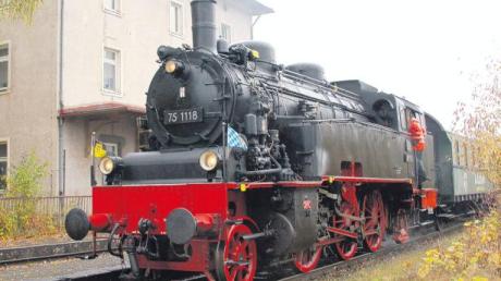 Die historische Lok 751118 wird am Sonntag zwischen Ulm und Weißenhorn unterwegs sein. Fans von Dampfzügen können während vier Pendelfahrten in den Waggons Platz nehmen. Dabei soll der Weißenhorner Bahnhof wie im vergangenen Jahr zum Publikumsmagneten werden (kleines Bild). 