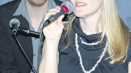 Britta Meixner singt, begleitet von ihrem Bruder Martin.  