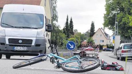 Eine Radlerin, 12, ist gegen einen Lieferwagen geprallt.  