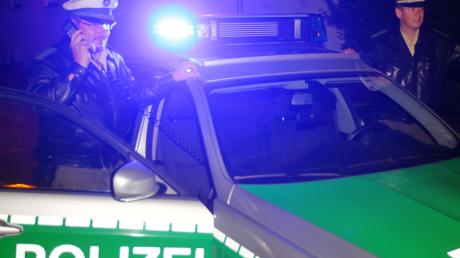 Ein Fall für die Polizei: Eine 22-Jähriger hat in Weißenhorn in einem Biergarten um sich geschlagen.
