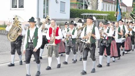 Begleitet von Musik und Böllerschüssen zogen die Oberhauser Schützen am Samstag durch ihr Heimatdorf. Gefeiert wurde das 100-jährige Bestehen des Vereins.  