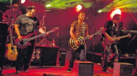 Rockten beim „Bambam“-Open-Air-Konzert in Biberachzell: die Rocker der Band „Shot a Duck“.  