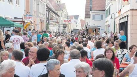 Tausende Besucher werden am Samstagabend in der Weißenhorner Innenstadt erwartet: Dort steigt das Altstadtfest (hier ein Bild von 2010). Zum Auftakt um 17 Uhr spielt die Stadtkapelle Weißenhorn, danach die Blaskapelle Unterroth.  