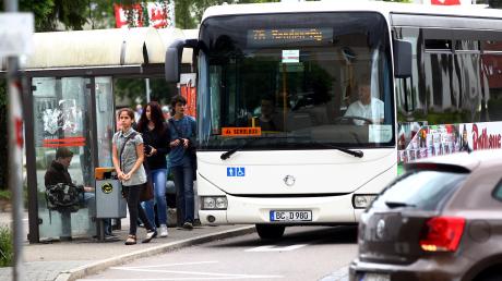 Aussteigen, umsteigen, abfahren: An den Bahnhöfen in Senden (Bild) und Weißenhorn sollen künftig mehrere Busse gleichzeitig eintreffen und abfahren können. 