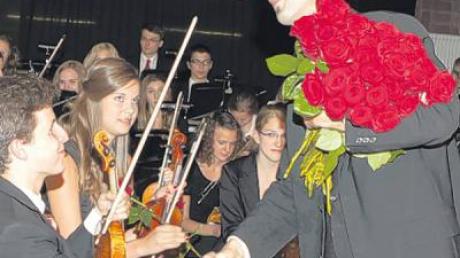 Zum Abschied verteilte Stefan Kellermann rote Rosen an die Mitglieder des Schulorchesters, an manche Kollegen richtete er heftige Vorwürfe. 