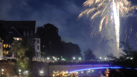 Feuerwerk und Tausende Lichter: Die Serenade am Samstagabend begeisterte zelreiche Besucher an den Donauufern.