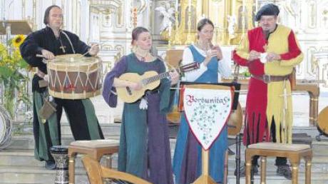 Einige Hundert Besucher zog das Konzert der Gruppe „Bordunitas“ in der Oberelchinger Klosterkirche und im Klostergarten an.  