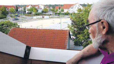 Mit sorgenvoller Miene schaut Claus Meyer vom Dachfenster seines Wohnhauses am Höfatswegs auf die Baustelle auf dem Gelände eines Autohauses in Ludwigsfeld. Dort soll zum Leidwesen mehrerer Anlieger eine Selbstwaschanlage für Autos entstehen. Das passt den Nachbarn gar nicht. 