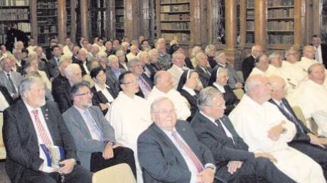Gründungsmitglieder, Mitglieder und Gäste feierten den 30. Geburtstag des Vereins der Freunde des Klosters Roggenburg mit einem großen Festakt in der Klosterbibliothek. Musikalisch umrahmt wurde er vom „Klaviertrio Ilg“.