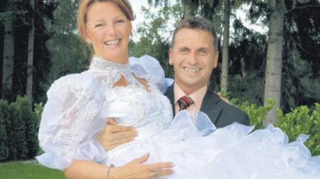 Mit bestem Beispiel voran geht Nersingens Bürgermeister Erich Winkler, der seine Frau Marion probehalber in Hochzeitsbekleidung auf den Händen trug. Der Rathauschef hofft, dass es ihm viele gleich tun und Nersingen die Wette gegen das Fernsehen gewinnt.  