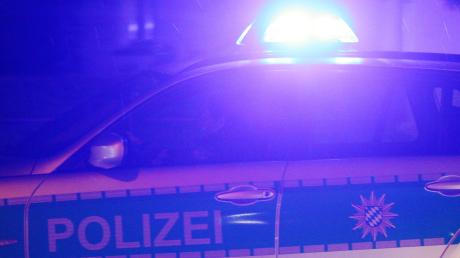 Eine 21-Jährige ist am Samstagabend bei Ingstetten mit ihrem Auto von der Straße abgekommen und gegen zwei Bäume geprallt. Die junge Frau wurde schwer verletzt.