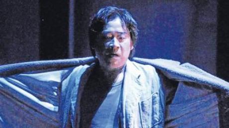 Kwang-Keun Lee breitet als Seine-Schiffer Michele in „Il tabarro“ den Mantel des Todes aus (mit Oxana Arkaeva und Hans-Günther Dotzauer). 