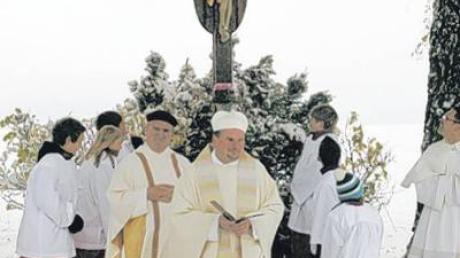 Bei winterlichen Temperaturen wurde das Kreuz geweiht. 