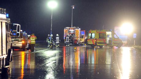 Ein Fußgänger ist in der Nacht auf der A8 bei Elchingen von einem Lastwagen überfahren worden.