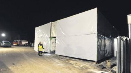 Ist das ein illegales Treibstofflager? In Dornstadt wird gerätselt, was eine Firma mit diesen verbundenen Containern vorhat. 