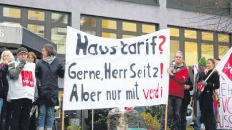 Etwa 30 Mitarbeiter der Firma Jugendhilfe Seitz demonstrierten gestern vor der Firmenzentrale.  