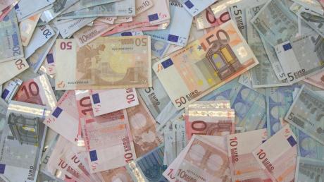 500 Euro hat ein 17-Jähriger an  einem Geldautomaten gefunden - und bei der Polizei abgegeben.