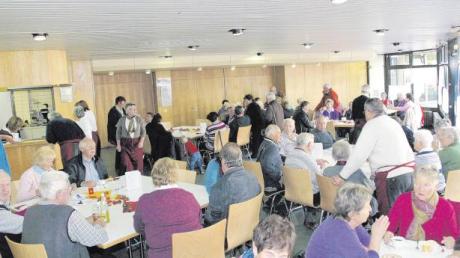 Das neue Rathauscafé in Nersingen war bei seiner Eröffnung voll besetzt. Die Besucher nutzten die Gelegenheit zu einem Schwätzchen bei Kaffee und Kuchen. 
