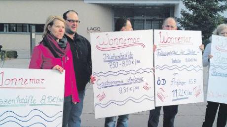 Gegen die ihrer Meinung nach unzureichende Bezahlung im Donaubad Wonnemar haben Mitarbeiter gestern vor der gemeinsamen Sitzung des Ulmer Gemeinderats und des Neu-Ulmer Stadtrats vor der Ulm-Messe demonstriert.  