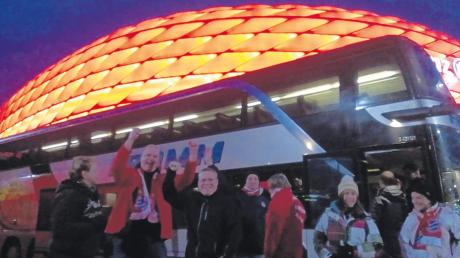 Schnappschuss vor der Allianz-Arena: Die Schießener freuen sich auf einen Fußballabend. Auch wenn’s nicht zum Sieg gereicht hat: Die Fahrt nach München ist für die Schlachtenbummler aus der Region immer ein Erlebnis. 