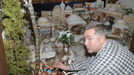 Am Beispiel der Krippenlandschaft auf seiner Terrasse erklärt Sepp Winklhofer die Weihnachtsgeschichte, die in der Sonderausgabe seines „Berg Blatts“ (siehe Bild rechts) mit fast wissenschaftlicher Akribie thematisiert wird.  