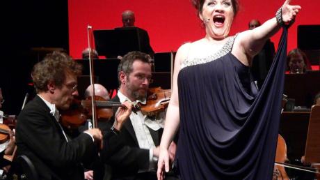 Großer Auftritt für die Operndiva: Kinga Dobay und die Ulmer Philharmoniker zeigten bei der selbst kreierten Kurzoper komödiantisches Talent. 