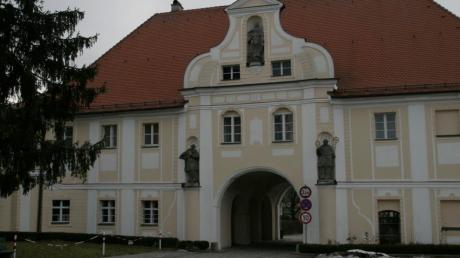 Eine Herberge der besonderen Art ist das „Klosterhotel Roggenburg“ im 1760 erbauten „Oberen Tor“ des Prämonstratenserklosters. 