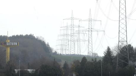 Seit Jahren läuft die Diskussion über den Verlauf des Sendener Teilstücks der Stromtrasse Dellmensingen/Niederstotzingen, die auf 360 Kilovolt aufgerüstet wird. Nun möchte der Energieversorger EnBW aufs Tempo drücken. 